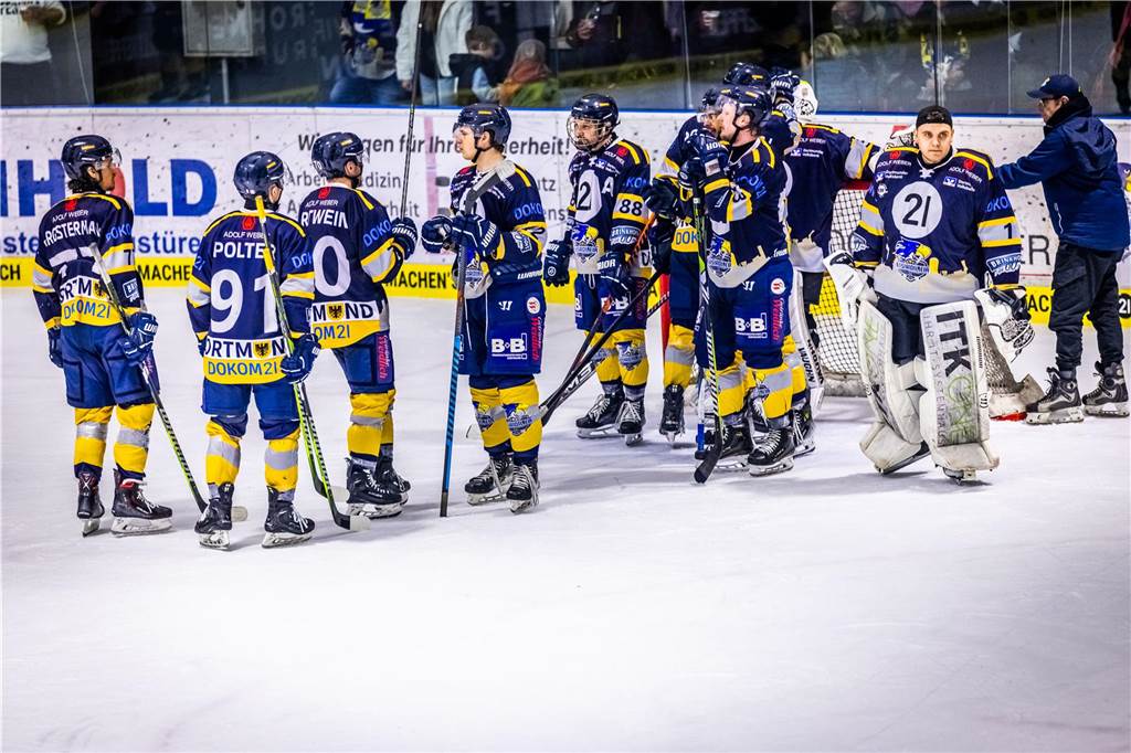 3:0 und 4:2 geführt, den 4:4-Ausgleich mit der Schlusssirene kassiert und das anschließende Penaltyschießen verloren: Es war der erwartete Playoff-Fight, den die 2500 Zuschauer am Freitagabend (7. März) im Eissportzentrum Westfalen zu sehen bekamen zwischen den Eisadlern Dortmund (blau) und den Ratinger Ice Aliens (rot). Und es war ein Krimi mit Überlänge und sehr viel knisternde Spannung im ersten Finalspiel, allerdings auch mit einem zumindest aus Dortmunder Sicht etwas unerwarteten Ende. Am Sonntag (9. März) geht es ab 18 Uhr am Ratinger Sandbach mit dem 2. Spiel der Best-of-5-Serie weiter.