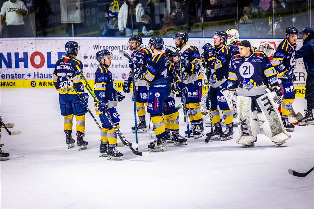 3:0 und 4:2 geführt, den 4:4-Ausgleich mit der Schlusssirene kassiert und das anschließende Penaltyschießen verloren: Es war der erwartete Playoff-Fight, den die 2500 Zuschauer am Freitagabend (7. März) im Eissportzentrum Westfalen zu sehen bekamen zwischen den Eisadlern Dortmund (blau) und den Ratinger Ice Aliens (rot). Und es war ein Krimi mit Überlänge und sehr viel knisternde Spannung im ersten Finalspiel, allerdings auch mit einem zumindest aus Dortmunder Sicht etwas unerwarteten Ende. Am Sonntag (9. März) geht es ab 18 Uhr am Ratinger Sandbach mit dem 2. Spiel der Best-of-5-Serie weiter.