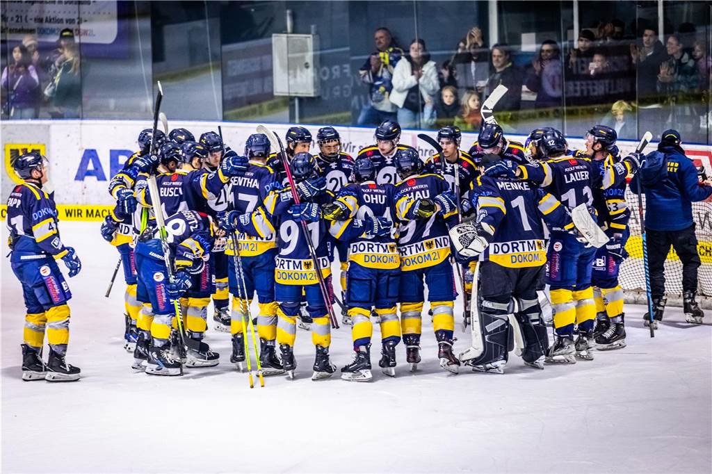 3:0 und 4:2 geführt, den 4:4-Ausgleich mit der Schlusssirene kassiert und das anschließende Penaltyschießen verloren: Es war der erwartete Playoff-Fight, den die 2500 Zuschauer am Freitagabend (7. März) im Eissportzentrum Westfalen zu sehen bekamen zwischen den Eisadlern Dortmund (blau) und den Ratinger Ice Aliens (rot). Und es war ein Krimi mit Überlänge und sehr viel knisternde Spannung im ersten Finalspiel, allerdings auch mit einem zumindest aus Dortmunder Sicht etwas unerwarteten Ende. Am Sonntag (9. März) geht es ab 18 Uhr am Ratinger Sandbach mit dem 2. Spiel der Best-of-5-Serie weiter.
