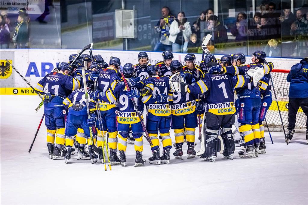3:0 und 4:2 geführt, den 4:4-Ausgleich mit der Schlusssirene kassiert und das anschließende Penaltyschießen verloren: Es war der erwartete Playoff-Fight, den die 2500 Zuschauer am Freitagabend (7. März) im Eissportzentrum Westfalen zu sehen bekamen zwischen den Eisadlern Dortmund (blau) und den Ratinger Ice Aliens (rot). Und es war ein Krimi mit Überlänge und sehr viel knisternde Spannung im ersten Finalspiel, allerdings auch mit einem zumindest aus Dortmunder Sicht etwas unerwarteten Ende. Am Sonntag (9. März) geht es ab 18 Uhr am Ratinger Sandbach mit dem 2. Spiel der Best-of-5-Serie weiter.