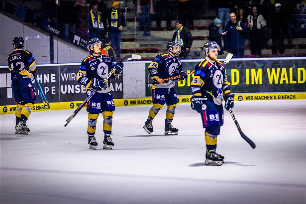3:0 und 4:2 geführt, den 4:4-Ausgleich mit der Schlusssirene kassiert und das anschließende Penaltyschießen verloren: Es war der erwartete Playoff-Fight, den die 2500 Zuschauer am Freitagabend (7. März) im Eissportzentrum Westfalen zu sehen bekamen zwischen den Eisadlern Dortmund (blau) und den Ratinger Ice Aliens (rot). Und es war ein Krimi mit Überlänge und sehr viel knisternde Spannung im ersten Finalspiel, allerdings auch mit einem zumindest aus Dortmunder Sicht etwas unerwarteten Ende. Am Sonntag (9. März) geht es ab 18 Uhr am Ratinger Sandbach mit dem 2. Spiel der Best-of-5-Serie weiter.