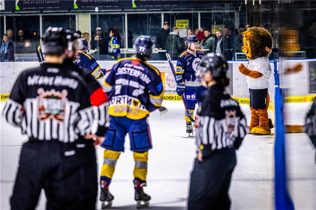 3:0 und 4:2 geführt, den 4:4-Ausgleich mit der Schlusssirene kassiert und das anschließende Penaltyschießen verloren: Es war der erwartete Playoff-Fight, den die 2500 Zuschauer am Freitagabend (7. März) im Eissportzentrum Westfalen zu sehen bekamen zwischen den Eisadlern Dortmund (blau) und den Ratinger Ice Aliens (rot). Und es war ein Krimi mit Überlänge und sehr viel knisternde Spannung im ersten Finalspiel, allerdings auch mit einem zumindest aus Dortmunder Sicht etwas unerwarteten Ende. Am Sonntag (9. März) geht es ab 18 Uhr am Ratinger Sandbach mit dem 2. Spiel der Best-of-5-Serie weiter.