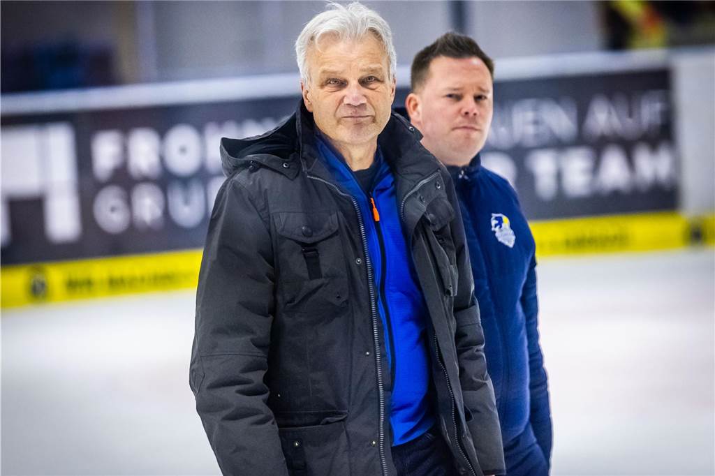 3:0 und 4:2 geführt, den 4:4-Ausgleich mit der Schlusssirene kassiert und das anschließende Penaltyschießen verloren: Es war der erwartete Playoff-Fight, den die 2500 Zuschauer am Freitagabend (7. März) im Eissportzentrum Westfalen zu sehen bekamen zwischen den Eisadlern Dortmund (blau) und den Ratinger Ice Aliens (rot). Und es war ein Krimi mit Überlänge und sehr viel knisternde Spannung im ersten Finalspiel, allerdings auch mit einem zumindest aus Dortmunder Sicht etwas unerwarteten Ende. Am Sonntag (9. März) geht es ab 18 Uhr am Ratinger Sandbach mit dem 2. Spiel der Best-of-5-Serie weiter.