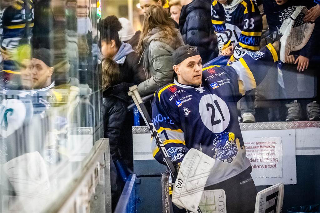 3:0 und 4:2 geführt, den 4:4-Ausgleich mit der Schlusssirene kassiert und das anschließende Penaltyschießen verloren: Es war der erwartete Playoff-Fight, den die 2500 Zuschauer am Freitagabend (7. März) im Eissportzentrum Westfalen zu sehen bekamen zwischen den Eisadlern Dortmund (blau) und den Ratinger Ice Aliens (rot). Und es war ein Krimi mit Überlänge und sehr viel knisternde Spannung im ersten Finalspiel, allerdings auch mit einem zumindest aus Dortmunder Sicht etwas unerwarteten Ende. Am Sonntag (9. März) geht es ab 18 Uhr am Ratinger Sandbach mit dem 2. Spiel der Best-of-5-Serie weiter.