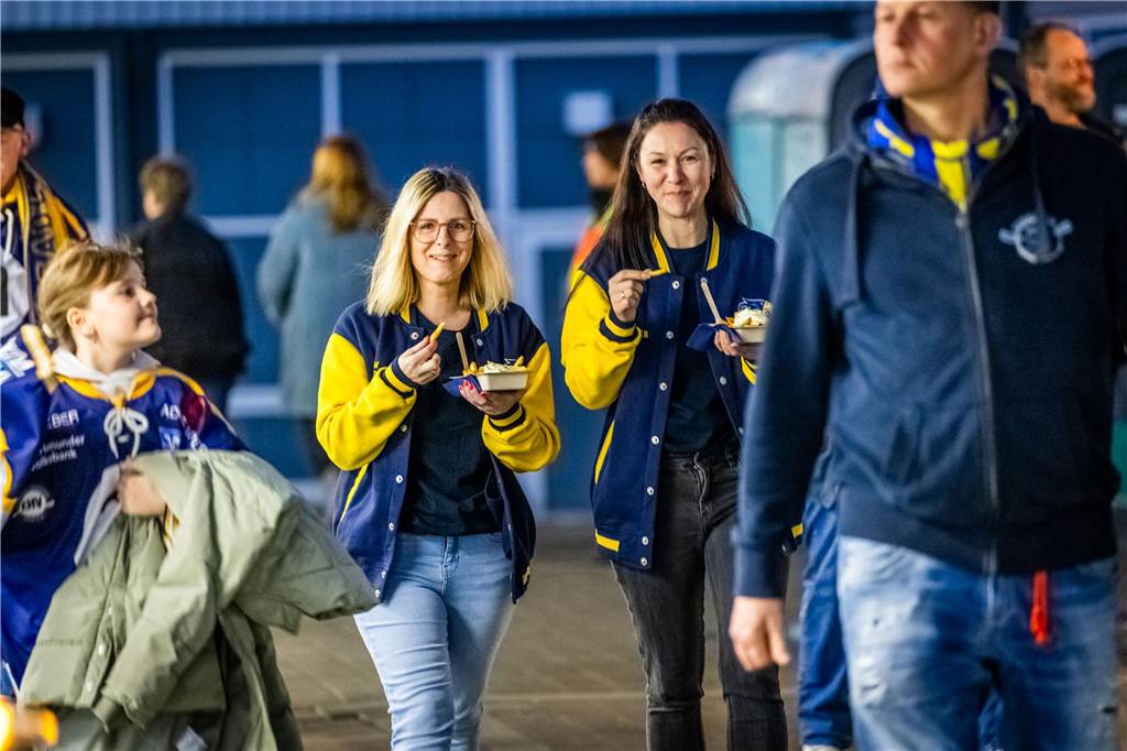 3:0 und 4:2 geführt, den 4:4-Ausgleich mit der Schlusssirene kassiert und das anschließende Penaltyschießen verloren: Es war der erwartete Playoff-Fight, den die 2500 Zuschauer am Freitagabend (7. März) im Eissportzentrum Westfalen zu sehen bekamen zwischen den Eisadlern Dortmund (blau) und den Ratinger Ice Aliens (rot). Und es war ein Krimi mit Überlänge und sehr viel knisternde Spannung im ersten Finalspiel, allerdings auch mit einem zumindest aus Dortmunder Sicht etwas unerwarteten Ende. Am Sonntag (9. März) geht es ab 18 Uhr am Ratinger Sandbach mit dem 2. Spiel der Best-of-5-Serie weiter.