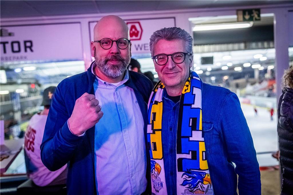 3:0 und 4:2 geführt, den 4:4-Ausgleich mit der Schlusssirene kassiert und das anschließende Penaltyschießen verloren: Es war der erwartete Playoff-Fight, den die 2500 Zuschauer am Freitagabend (7. März) im Eissportzentrum Westfalen zu sehen bekamen zwischen den Eisadlern Dortmund (blau) und den Ratinger Ice Aliens (rot). Und es war ein Krimi mit Überlänge und sehr viel knisternde Spannung im ersten Finalspiel, allerdings auch mit einem zumindest aus Dortmunder Sicht etwas unerwarteten Ende. Am Sonntag (9. März) geht es ab 18 Uhr am Ratinger Sandbach mit dem 2. Spiel der Best-of-5-Serie weiter.