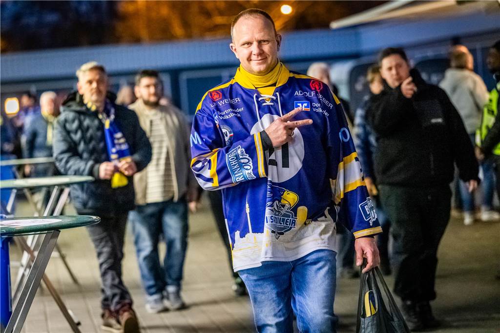 3:0 und 4:2 geführt, den 4:4-Ausgleich mit der Schlusssirene kassiert und das anschließende Penaltyschießen verloren: Es war der erwartete Playoff-Fight, den die 2500 Zuschauer am Freitagabend (7. März) im Eissportzentrum Westfalen zu sehen bekamen zwischen den Eisadlern Dortmund (blau) und den Ratinger Ice Aliens (rot). Und es war ein Krimi mit Überlänge und sehr viel knisternde Spannung im ersten Finalspiel, allerdings auch mit einem zumindest aus Dortmunder Sicht etwas unerwarteten Ende. Am Sonntag (9. März) geht es ab 18 Uhr am Ratinger Sandbach mit dem 2. Spiel der Best-of-5-Serie weiter.