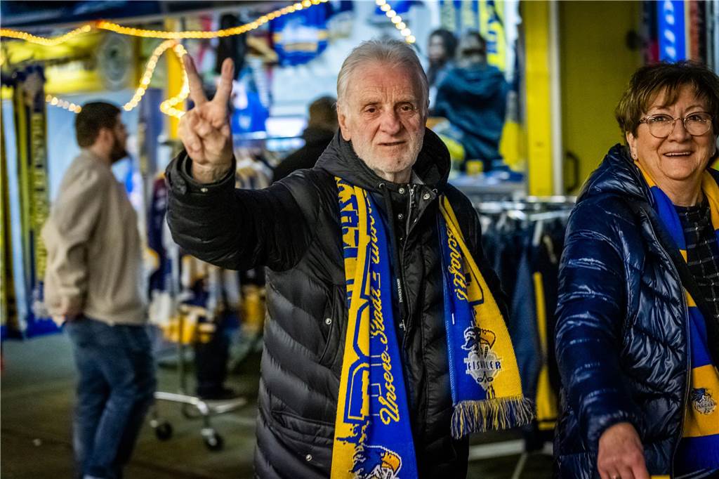 3:0 und 4:2 geführt, den 4:4-Ausgleich mit der Schlusssirene kassiert und das anschließende Penaltyschießen verloren: Es war der erwartete Playoff-Fight, den die 2500 Zuschauer am Freitagabend (7. März) im Eissportzentrum Westfalen zu sehen bekamen zwischen den Eisadlern Dortmund (blau) und den Ratinger Ice Aliens (rot). Und es war ein Krimi mit Überlänge und sehr viel knisternde Spannung im ersten Finalspiel, allerdings auch mit einem zumindest aus Dortmunder Sicht etwas unerwarteten Ende. Am Sonntag (9. März) geht es ab 18 Uhr am Ratinger Sandbach mit dem 2. Spiel der Best-of-5-Serie weiter.