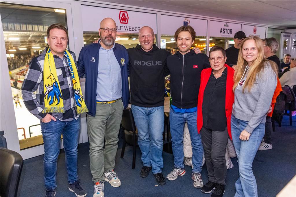 3:0 und 4:2 geführt, den 4:4-Ausgleich mit der Schlusssirene kassiert und das anschließende Penaltyschießen verloren: Es war der erwartete Playoff-Fight, den die 2500 Zuschauer am Freitagabend (7. März) im Eissportzentrum Westfalen zu sehen bekamen zwischen den Eisadlern Dortmund (blau) und den Ratinger Ice Aliens (rot). Und es war ein Krimi mit Überlänge und sehr viel knisternde Spannung im ersten Finalspiel, allerdings auch mit einem zumindest aus Dortmunder Sicht etwas unerwarteten Ende. Am Sonntag (9. März) geht es ab 18 Uhr am Ratinger Sandbach mit dem 2. Spiel der Best-of-5-Serie weiter.