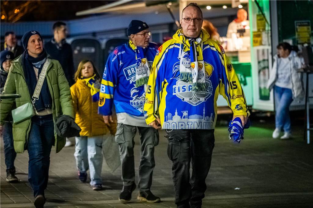 3:0 und 4:2 geführt, den 4:4-Ausgleich mit der Schlusssirene kassiert und das anschließende Penaltyschießen verloren: Es war der erwartete Playoff-Fight, den die 2500 Zuschauer am Freitagabend (7. März) im Eissportzentrum Westfalen zu sehen bekamen zwischen den Eisadlern Dortmund (blau) und den Ratinger Ice Aliens (rot). Und es war ein Krimi mit Überlänge und sehr viel knisternde Spannung im ersten Finalspiel, allerdings auch mit einem zumindest aus Dortmunder Sicht etwas unerwarteten Ende. Am Sonntag (9. März) geht es ab 18 Uhr am Ratinger Sandbach mit dem 2. Spiel der Best-of-5-Serie weiter.