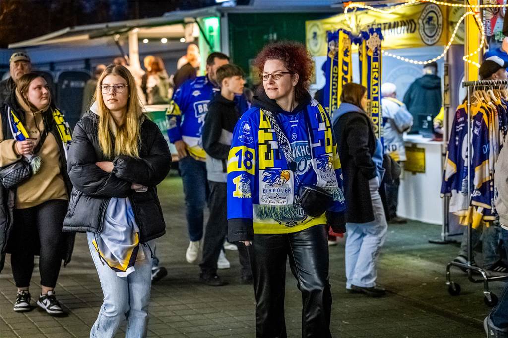 3:0 und 4:2 geführt, den 4:4-Ausgleich mit der Schlusssirene kassiert und das anschließende Penaltyschießen verloren: Es war der erwartete Playoff-Fight, den die 2500 Zuschauer am Freitagabend (7. März) im Eissportzentrum Westfalen zu sehen bekamen zwischen den Eisadlern Dortmund (blau) und den Ratinger Ice Aliens (rot). Und es war ein Krimi mit Überlänge und sehr viel knisternde Spannung im ersten Finalspiel, allerdings auch mit einem zumindest aus Dortmunder Sicht etwas unerwarteten Ende. Am Sonntag (9. März) geht es ab 18 Uhr am Ratinger Sandbach mit dem 2. Spiel der Best-of-5-Serie weiter.
