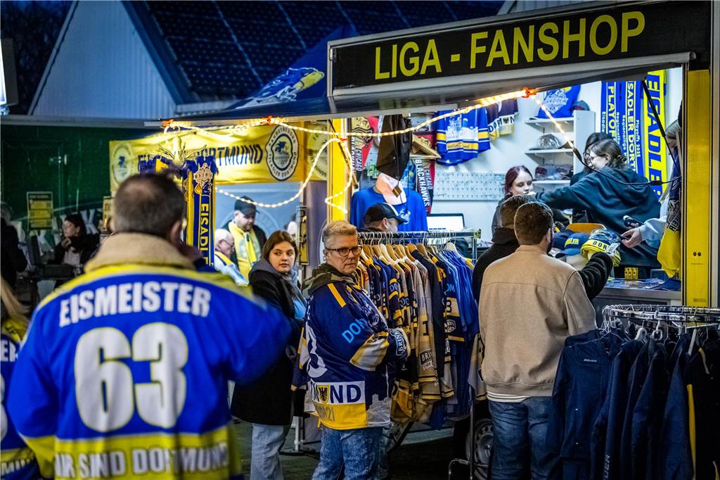 3:0 und 4:2 geführt, den 4:4-Ausgleich mit der Schlusssirene kassiert und das anschließende Penaltyschießen verloren: Es war der erwartete Playoff-Fight, den die 2500 Zuschauer am Freitagabend (7. März) im Eissportzentrum Westfalen zu sehen bekamen zwischen den Eisadlern Dortmund (blau) und den Ratinger Ice Aliens (rot). Und es war ein Krimi mit Überlänge und sehr viel knisternde Spannung im ersten Finalspiel, allerdings auch mit einem zumindest aus Dortmunder Sicht etwas unerwarteten Ende. Am Sonntag (9. März) geht es ab 18 Uhr am Ratinger Sandbach mit dem 2. Spiel der Best-of-5-Serie weiter.