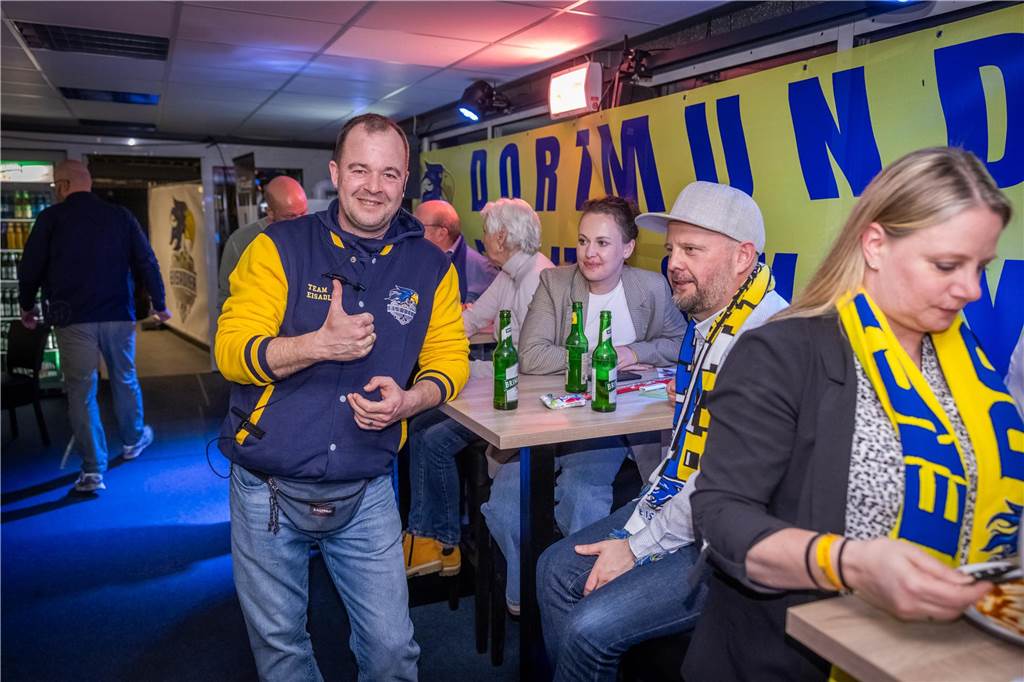 3:0 und 4:2 geführt, den 4:4-Ausgleich mit der Schlusssirene kassiert und das anschließende Penaltyschießen verloren: Es war der erwartete Playoff-Fight, den die 2500 Zuschauer am Freitagabend (7. März) im Eissportzentrum Westfalen zu sehen bekamen zwischen den Eisadlern Dortmund (blau) und den Ratinger Ice Aliens (rot). Und es war ein Krimi mit Überlänge und sehr viel knisternde Spannung im ersten Finalspiel, allerdings auch mit einem zumindest aus Dortmunder Sicht etwas unerwarteten Ende. Am Sonntag (9. März) geht es ab 18 Uhr am Ratinger Sandbach mit dem 2. Spiel der Best-of-5-Serie weiter.