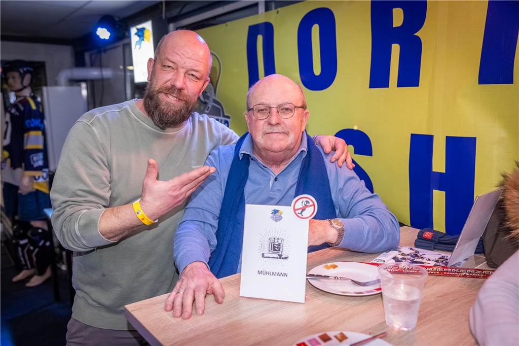 3:0 und 4:2 geführt, den 4:4-Ausgleich mit der Schlusssirene kassiert und das anschließende Penaltyschießen verloren: Es war der erwartete Playoff-Fight, den die 2500 Zuschauer am Freitagabend (7. März) im Eissportzentrum Westfalen zu sehen bekamen zwischen den Eisadlern Dortmund (blau) und den Ratinger Ice Aliens (rot). Und es war ein Krimi mit Überlänge und sehr viel knisternde Spannung im ersten Finalspiel, allerdings auch mit einem zumindest aus Dortmunder Sicht etwas unerwarteten Ende. Am Sonntag (9. März) geht es ab 18 Uhr am Ratinger Sandbach mit dem 2. Spiel der Best-of-5-Serie weiter.