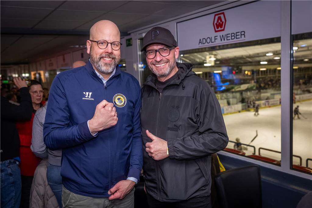 3:0 und 4:2 geführt, den 4:4-Ausgleich mit der Schlusssirene kassiert und das anschließende Penaltyschießen verloren: Es war der erwartete Playoff-Fight, den die 2500 Zuschauer am Freitagabend (7. März) im Eissportzentrum Westfalen zu sehen bekamen zwischen den Eisadlern Dortmund (blau) und den Ratinger Ice Aliens (rot). Und es war ein Krimi mit Überlänge und sehr viel knisternde Spannung im ersten Finalspiel, allerdings auch mit einem zumindest aus Dortmunder Sicht etwas unerwarteten Ende. Am Sonntag (9. März) geht es ab 18 Uhr am Ratinger Sandbach mit dem 2. Spiel der Best-of-5-Serie weiter.