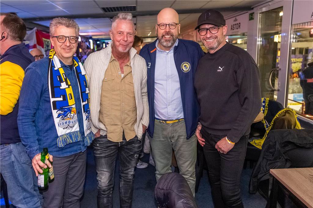 3:0 und 4:2 geführt, den 4:4-Ausgleich mit der Schlusssirene kassiert und das anschließende Penaltyschießen verloren: Es war der erwartete Playoff-Fight, den die 2500 Zuschauer am Freitagabend (7. März) im Eissportzentrum Westfalen zu sehen bekamen zwischen den Eisadlern Dortmund (blau) und den Ratinger Ice Aliens (rot). Und es war ein Krimi mit Überlänge und sehr viel knisternde Spannung im ersten Finalspiel, allerdings auch mit einem zumindest aus Dortmunder Sicht etwas unerwarteten Ende. Am Sonntag (9. März) geht es ab 18 Uhr am Ratinger Sandbach mit dem 2. Spiel der Best-of-5-Serie weiter.