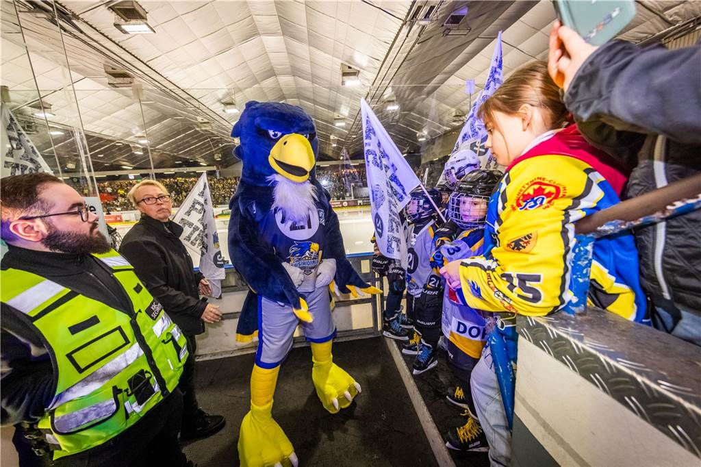 3:0 und 4:2 geführt, den 4:4-Ausgleich mit der Schlusssirene kassiert und das anschließende Penaltyschießen verloren: Es war der erwartete Playoff-Fight, den die 2500 Zuschauer am Freitagabend (7. März) im Eissportzentrum Westfalen zu sehen bekamen zwischen den Eisadlern Dortmund (blau) und den Ratinger Ice Aliens (rot). Und es war ein Krimi mit Überlänge und sehr viel knisternde Spannung im ersten Finalspiel, allerdings auch mit einem zumindest aus Dortmunder Sicht etwas unerwarteten Ende. Am Sonntag (9. März) geht es ab 18 Uhr am Ratinger Sandbach mit dem 2. Spiel der Best-of-5-Serie weiter.