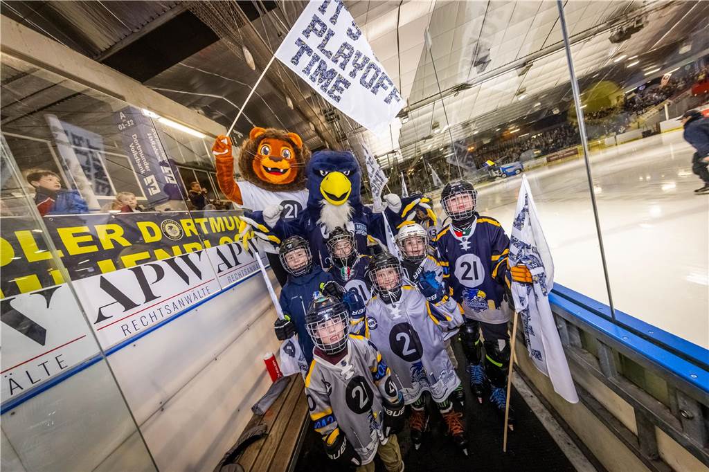 3:0 und 4:2 geführt, den 4:4-Ausgleich mit der Schlusssirene kassiert und das anschließende Penaltyschießen verloren: Es war der erwartete Playoff-Fight, den die 2500 Zuschauer am Freitagabend (7. März) im Eissportzentrum Westfalen zu sehen bekamen zwischen den Eisadlern Dortmund (blau) und den Ratinger Ice Aliens (rot). Und es war ein Krimi mit Überlänge und sehr viel knisternde Spannung im ersten Finalspiel, allerdings auch mit einem zumindest aus Dortmunder Sicht etwas unerwarteten Ende. Am Sonntag (9. März) geht es ab 18 Uhr am Ratinger Sandbach mit dem 2. Spiel der Best-of-5-Serie weiter.