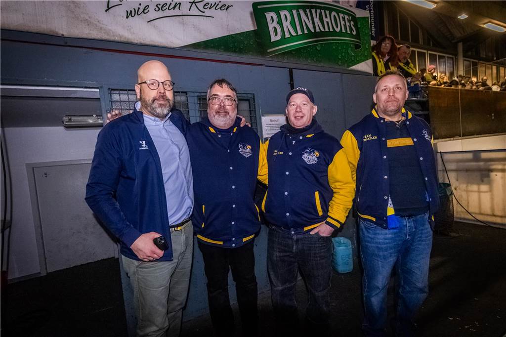 3:0 und 4:2 geführt, den 4:4-Ausgleich mit der Schlusssirene kassiert und das anschließende Penaltyschießen verloren: Es war der erwartete Playoff-Fight, den die 2500 Zuschauer am Freitagabend (7. März) im Eissportzentrum Westfalen zu sehen bekamen zwischen den Eisadlern Dortmund (blau) und den Ratinger Ice Aliens (rot). Und es war ein Krimi mit Überlänge und sehr viel knisternde Spannung im ersten Finalspiel, allerdings auch mit einem zumindest aus Dortmunder Sicht etwas unerwarteten Ende. Am Sonntag (9. März) geht es ab 18 Uhr am Ratinger Sandbach mit dem 2. Spiel der Best-of-5-Serie weiter.