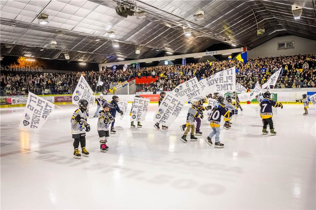 3:0 und 4:2 geführt, den 4:4-Ausgleich mit der Schlusssirene kassiert und das anschließende Penaltyschießen verloren: Es war der erwartete Playoff-Fight, den die 2500 Zuschauer am Freitagabend (7. März) im Eissportzentrum Westfalen zu sehen bekamen zwischen den Eisadlern Dortmund (blau) und den Ratinger Ice Aliens (rot). Und es war ein Krimi mit Überlänge und sehr viel knisternde Spannung im ersten Finalspiel, allerdings auch mit einem zumindest aus Dortmunder Sicht etwas unerwarteten Ende. Am Sonntag (9. März) geht es ab 18 Uhr am Ratinger Sandbach mit dem 2. Spiel der Best-of-5-Serie weiter.