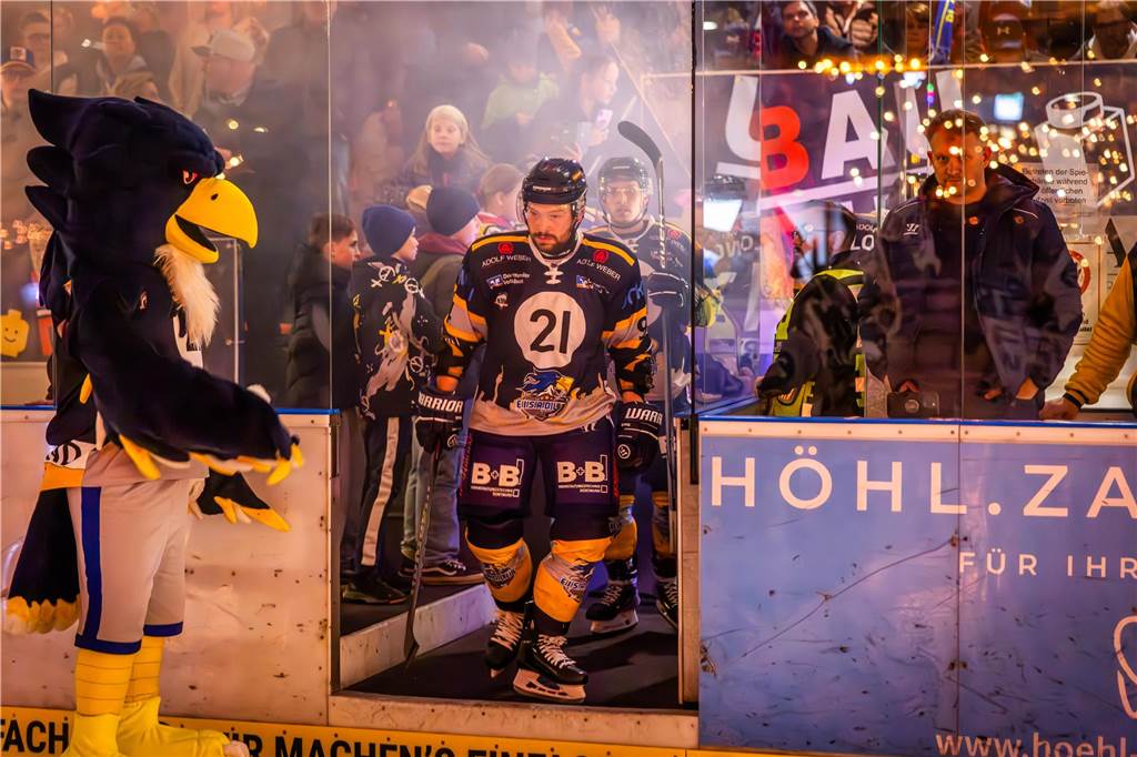3:0 und 4:2 geführt, den 4:4-Ausgleich mit der Schlusssirene kassiert und das anschließende Penaltyschießen verloren: Es war der erwartete Playoff-Fight, den die 2500 Zuschauer am Freitagabend (7. März) im Eissportzentrum Westfalen zu sehen bekamen zwischen den Eisadlern Dortmund (blau) und den Ratinger Ice Aliens (rot). Und es war ein Krimi mit Überlänge und sehr viel knisternde Spannung im ersten Finalspiel, allerdings auch mit einem zumindest aus Dortmunder Sicht etwas unerwarteten Ende. Am Sonntag (9. März) geht es ab 18 Uhr am Ratinger Sandbach mit dem 2. Spiel der Best-of-5-Serie weiter.