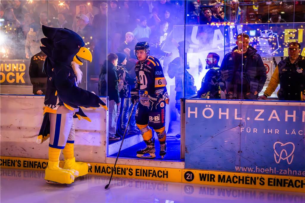 3:0 und 4:2 geführt, den 4:4-Ausgleich mit der Schlusssirene kassiert und das anschließende Penaltyschießen verloren: Es war der erwartete Playoff-Fight, den die 2500 Zuschauer am Freitagabend (7. März) im Eissportzentrum Westfalen zu sehen bekamen zwischen den Eisadlern Dortmund (blau) und den Ratinger Ice Aliens (rot). Und es war ein Krimi mit Überlänge und sehr viel knisternde Spannung im ersten Finalspiel, allerdings auch mit einem zumindest aus Dortmunder Sicht etwas unerwarteten Ende. Am Sonntag (9. März) geht es ab 18 Uhr am Ratinger Sandbach mit dem 2. Spiel der Best-of-5-Serie weiter.