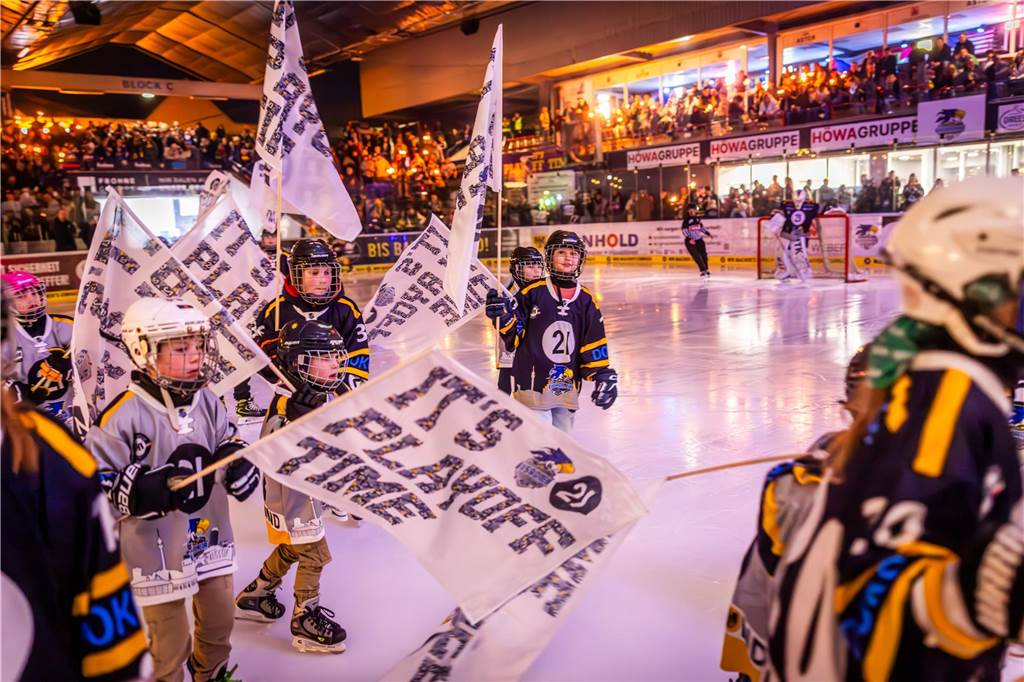 3:0 und 4:2 geführt, den 4:4-Ausgleich mit der Schlusssirene kassiert und das anschließende Penaltyschießen verloren: Es war der erwartete Playoff-Fight, den die 2500 Zuschauer am Freitagabend (7. März) im Eissportzentrum Westfalen zu sehen bekamen zwischen den Eisadlern Dortmund (blau) und den Ratinger Ice Aliens (rot). Und es war ein Krimi mit Überlänge und sehr viel knisternde Spannung im ersten Finalspiel, allerdings auch mit einem zumindest aus Dortmunder Sicht etwas unerwarteten Ende. Am Sonntag (9. März) geht es ab 18 Uhr am Ratinger Sandbach mit dem 2. Spiel der Best-of-5-Serie weiter.