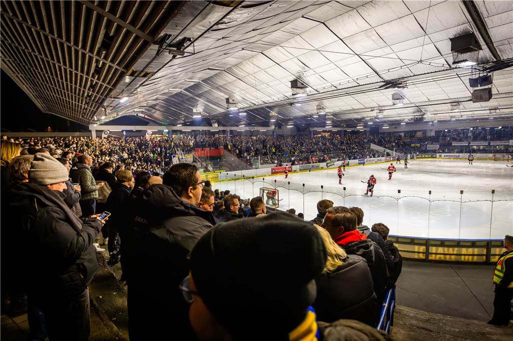 3:0 und 4:2 geführt, den 4:4-Ausgleich mit der Schlusssirene kassiert und das anschließende Penaltyschießen verloren: Es war der erwartete Playoff-Fight, den die 2500 Zuschauer am Freitagabend (7. März) im Eissportzentrum Westfalen zu sehen bekamen zwischen den Eisadlern Dortmund (blau) und den Ratinger Ice Aliens (rot). Und es war ein Krimi mit Überlänge und sehr viel knisternde Spannung im ersten Finalspiel, allerdings auch mit einem zumindest aus Dortmunder Sicht etwas unerwarteten Ende. Am Sonntag (9. März) geht es ab 18 Uhr am Ratinger Sandbach mit dem 2. Spiel der Best-of-5-Serie weiter.