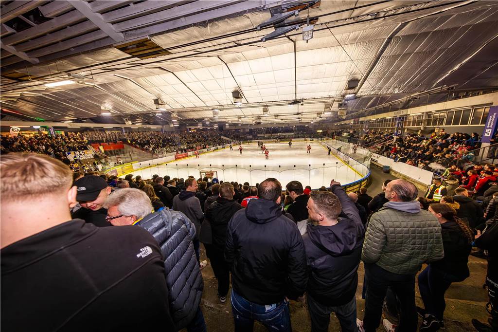 3:0 und 4:2 geführt, den 4:4-Ausgleich mit der Schlusssirene kassiert und das anschließende Penaltyschießen verloren: Es war der erwartete Playoff-Fight, den die 2500 Zuschauer am Freitagabend (7. März) im Eissportzentrum Westfalen zu sehen bekamen zwischen den Eisadlern Dortmund (blau) und den Ratinger Ice Aliens (rot). Und es war ein Krimi mit Überlänge und sehr viel knisternde Spannung im ersten Finalspiel, allerdings auch mit einem zumindest aus Dortmunder Sicht etwas unerwarteten Ende. Am Sonntag (9. März) geht es ab 18 Uhr am Ratinger Sandbach mit dem 2. Spiel der Best-of-5-Serie weiter.