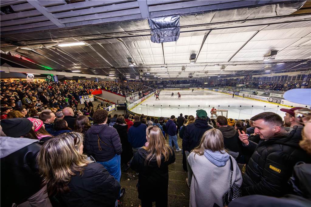 3:0 und 4:2 geführt, den 4:4-Ausgleich mit der Schlusssirene kassiert und das anschließende Penaltyschießen verloren: Es war der erwartete Playoff-Fight, den die 2500 Zuschauer am Freitagabend (7. März) im Eissportzentrum Westfalen zu sehen bekamen zwischen den Eisadlern Dortmund (blau) und den Ratinger Ice Aliens (rot). Und es war ein Krimi mit Überlänge und sehr viel knisternde Spannung im ersten Finalspiel, allerdings auch mit einem zumindest aus Dortmunder Sicht etwas unerwarteten Ende. Am Sonntag (9. März) geht es ab 18 Uhr am Ratinger Sandbach mit dem 2. Spiel der Best-of-5-Serie weiter.