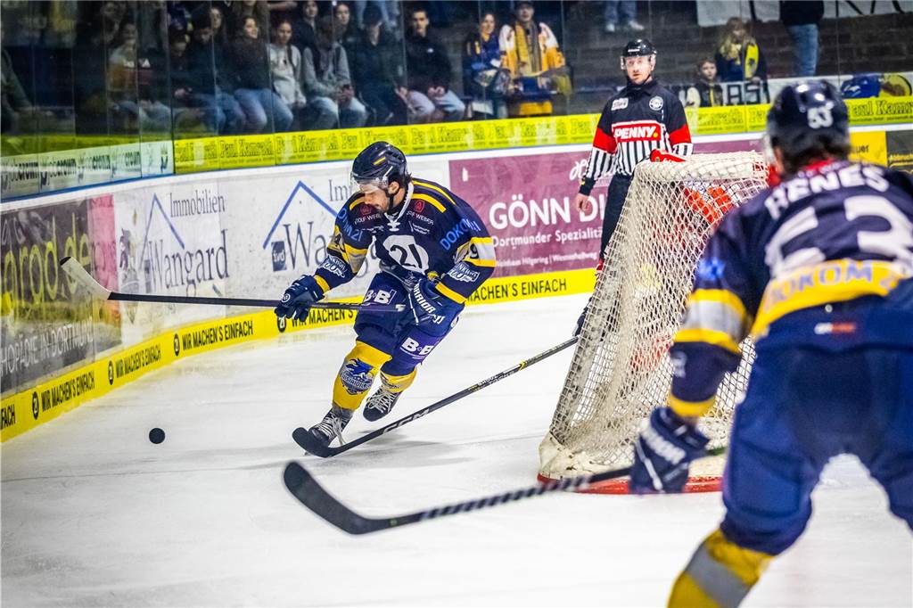3:0 und 4:2 geführt, den 4:4-Ausgleich mit der Schlusssirene kassiert und das anschließende Penaltyschießen verloren: Es war der erwartete Playoff-Fight, den die 2500 Zuschauer am Freitagabend (7. März) im Eissportzentrum Westfalen zu sehen bekamen zwischen den Eisadlern Dortmund (blau) und den Ratinger Ice Aliens (rot). Und es war ein Krimi mit Überlänge und sehr viel knisternde Spannung im ersten Finalspiel, allerdings auch mit einem zumindest aus Dortmunder Sicht etwas unerwarteten Ende. Am Sonntag (9. März) geht es ab 18 Uhr am Ratinger Sandbach mit dem 2. Spiel der Best-of-5-Serie weiter.