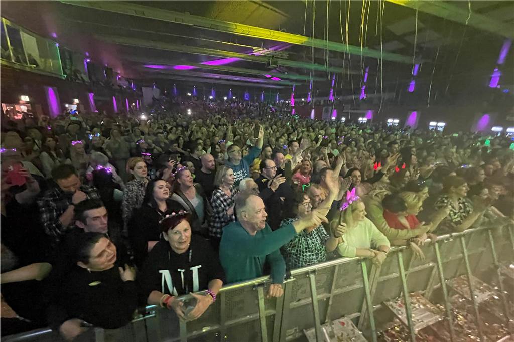 Solidarfonds feiert ausverkaufte Schlagerparty beim Debüt für Ben Zucker 3000 Fans des deutschen Schlagers kamen am 1. März 2024 zur Solidarfonds Schlagerparty in die Europahalle in Castrop-Rauxel.