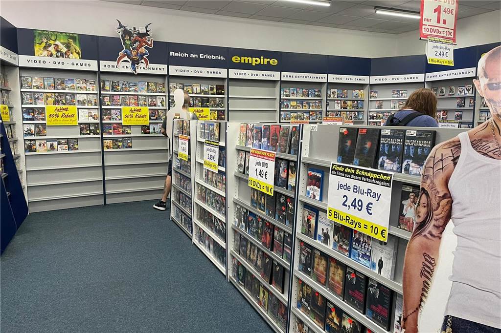 Dortmunds letzte Videothek schließt: Betreiber (69) startet Ausverkauf 30.000 DVDs, Blu-Rays und Videospiele stehen zum Verkauf. Über die Jahre hat sich einiges angesammelt im "VideoPlanet".