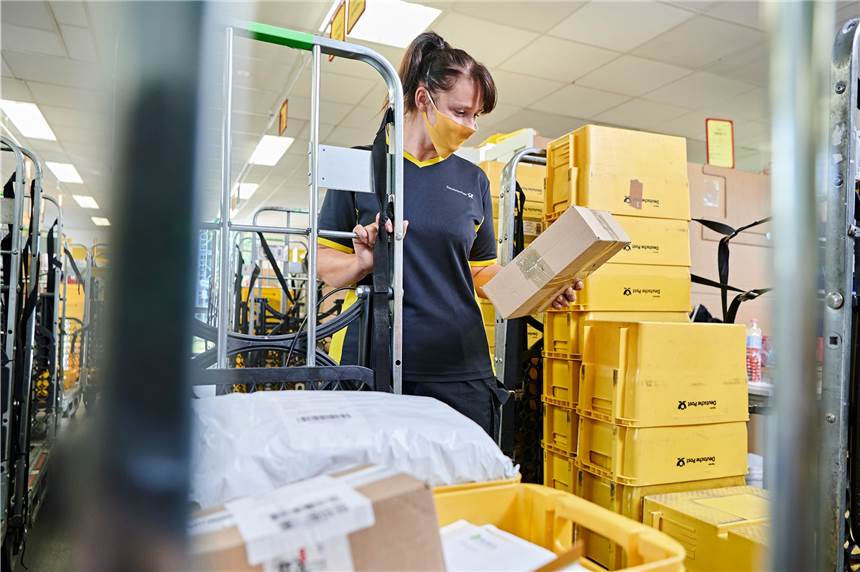 30.000 Pakete pro Woche: Post stockt Personal in Schwerte auf 30.000 Pakete werden pro Woche in Schwerte von der Deutschen Post zugestellt.