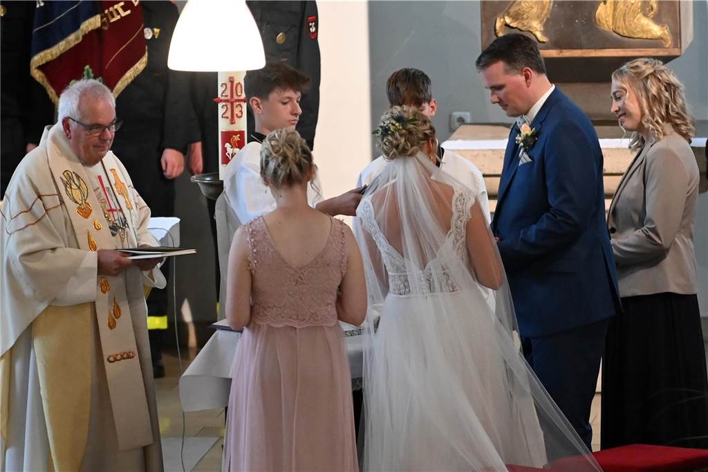 30.09.2023 Dorsten - Hochzeit - Kirchliche Trauung Tobias und Monika in der St. Matthäus Kirche Wulfen