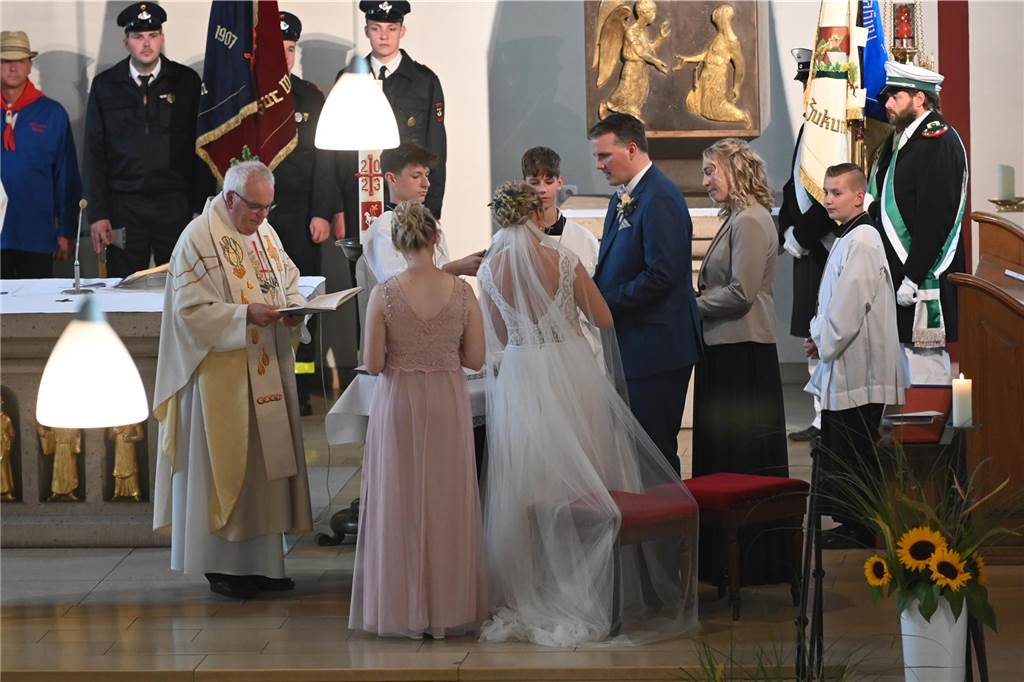 30.09.2023 Dorsten - Hochzeit - Kirchliche Trauung Tobias und Monika in der St. Matthäus Kirche Wulfen