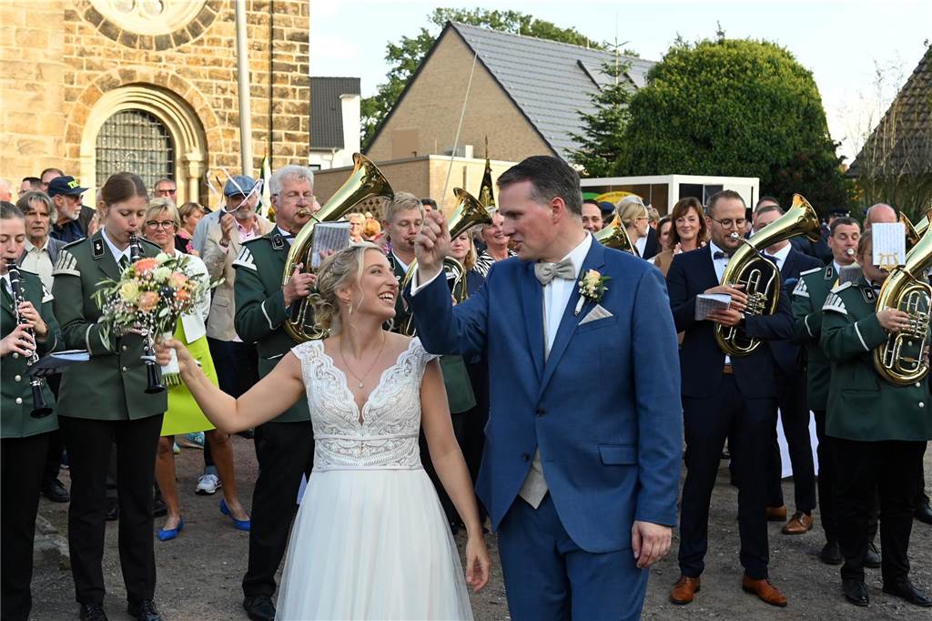 30.09.2023 Dorsten - Hochzeit - Kirchliche Trauung Tobias und Monika in der St. Matthäus Kirche Wulfen