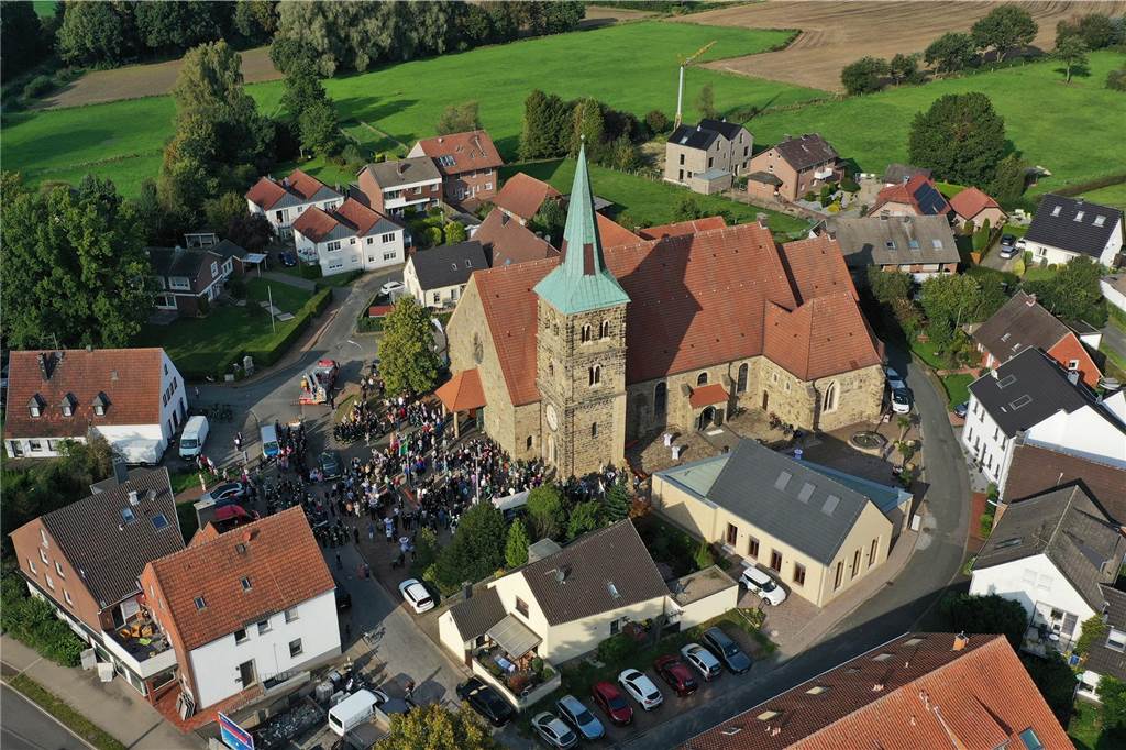 30.09.2023 Dorsten - Hochzeit - Kirchliche Trauung Tobias und Monika in der St. Matthäus Kirche Wulfen