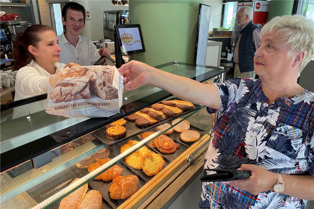 Kaffeehaus am Münstertor: Bäckerei Auffenberg sucht Fachpersonal für Castrop 30.6.2023: Gisela Jebramek kauft zum letzten Mal ihr Brot bei Auffenberg in Castrop, hier mit Verkäuferin Angela Thiele und Bäcker Florian Meurer. Es war der letzte Öffnungstag der Filiale.