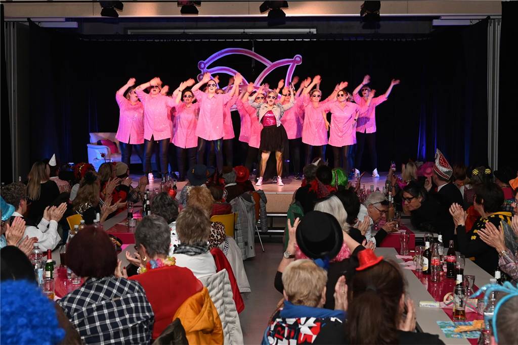 31.01.2024 - Dorsten - Foto Bludau: Frauenkarneval der Mädels von St. Johannes - Altstadttreff wird zum Närrischen Hotspot