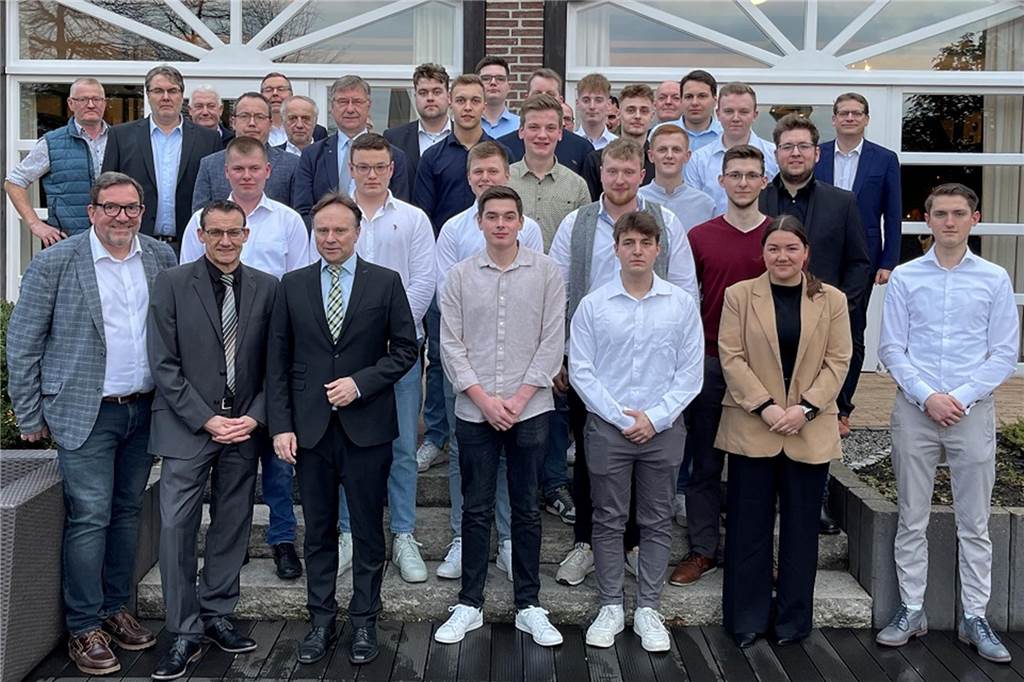 Fachkräfte für die Energiewende: 32 junge Gesellen losgesprochen Gruppenbild der jungen Gesellen