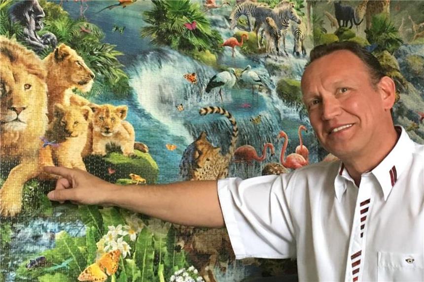 Die Teilchen-Detektive: Puzzeln auch zur Rauchentwöhnung 33 600 Teile: 115 Tage hat Günther Simetsberger für das „Wild Life“-Puzzle gebraucht. Foto: Matthias Röder