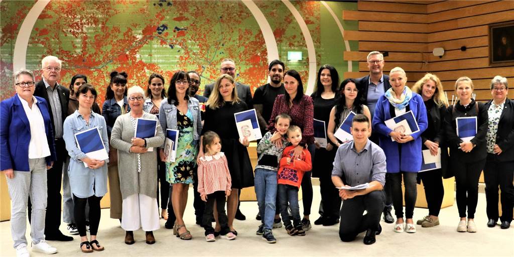 Polin nach 28 Jahren eingebürgert: „Jetzt will ich in die Politik“ 34 Menschen aus dem Kreis Recklinghausen sind jetzt eingebürgert worden. Von Landrat Bodo Klimpel erhielten sie ihre Einbürgerungsurkunden.
