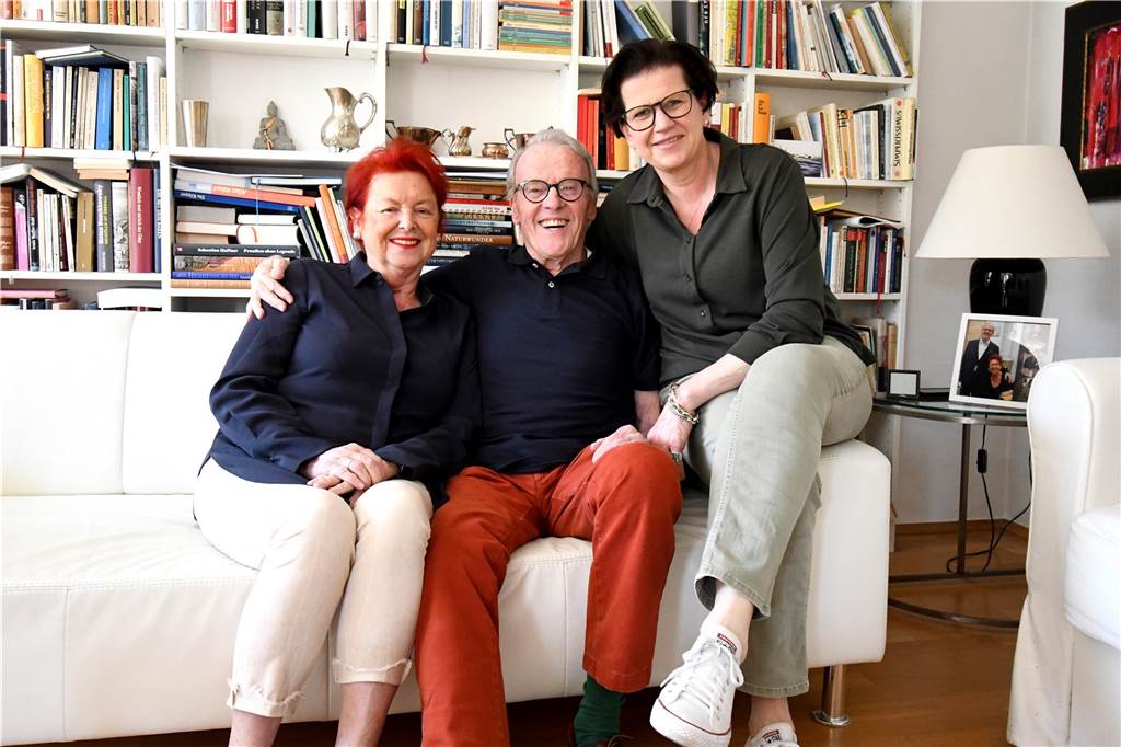 Liebenswerter Gentleman wollte am Ende nicht mehr leben Anne Althoff, Wichart von Roell und seine Tochter Christine sitzen auf einer Couch.