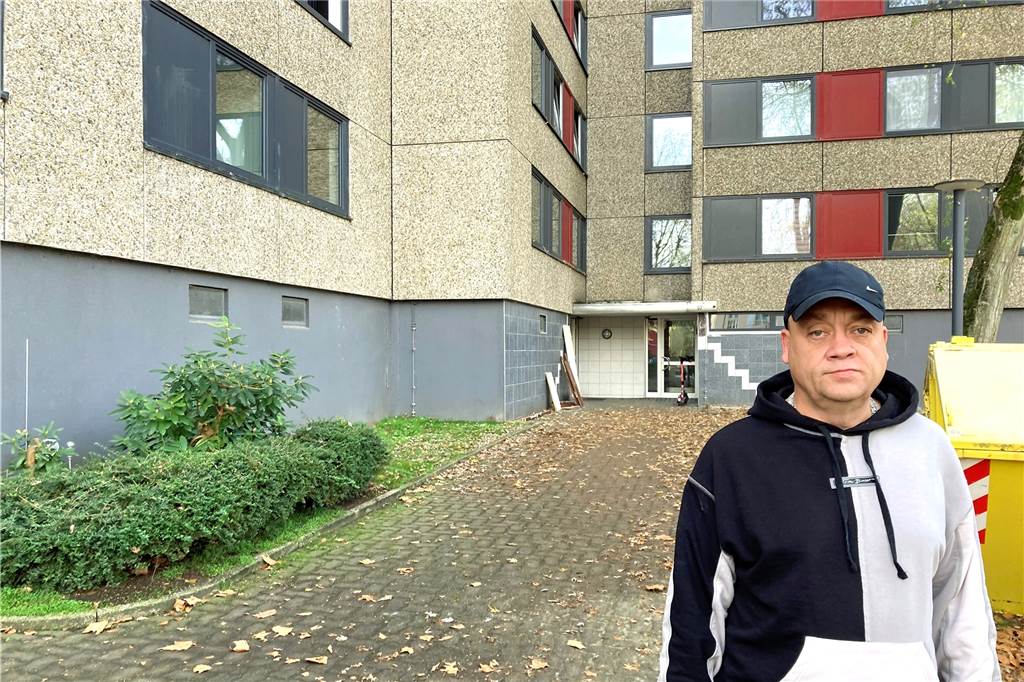 „Paket beim Nachbarn“ – aber was, wenn es davon 35 im Haus gibt? Sascha Ziminga vor seinem Haus in Dortmund-Barop
