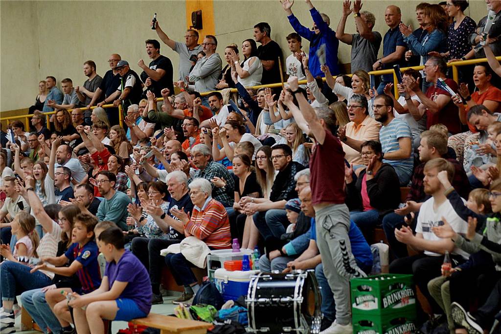 350 Fans bejubeln Handballerinnen: SGH Unna Massen steigt in Landesliga auf 350 Zuschauer verfolgten in Unna das Topspiel in der Handball-Bezirksliga.