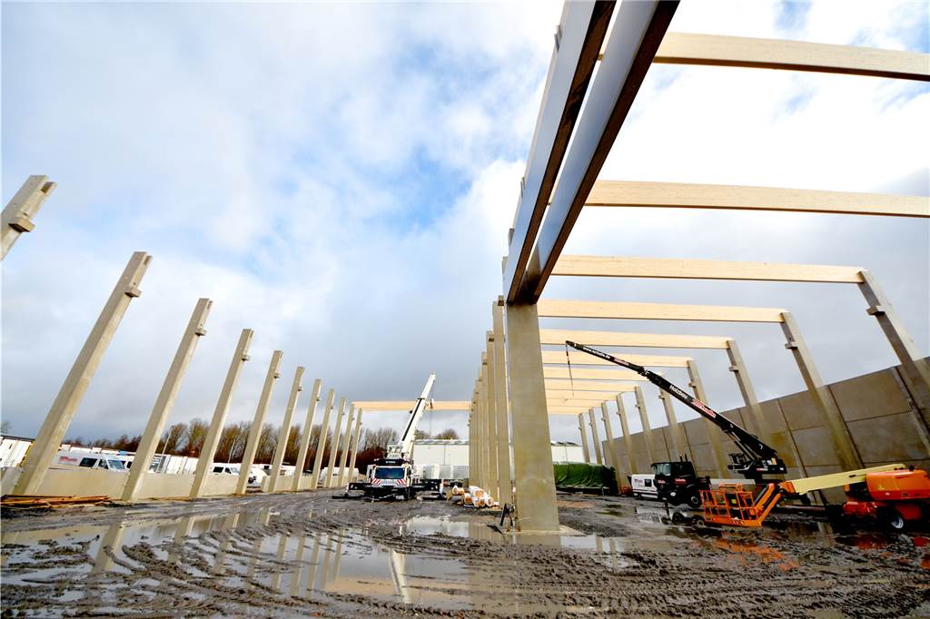 36 Tonnen schwere Betonriegel, riesige Fundamente, über 15 Meter Deckenhöhe, 4000 Quadratmeter Grundfläche: Die neue Halle auf dem Firmengelände von Terhalle vereint gleich mehrere Superlative. 