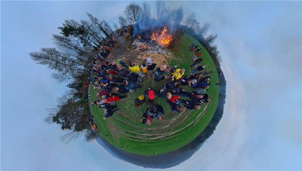 360-Grad-Aufnahme vom Osterfeuer in Ergste.