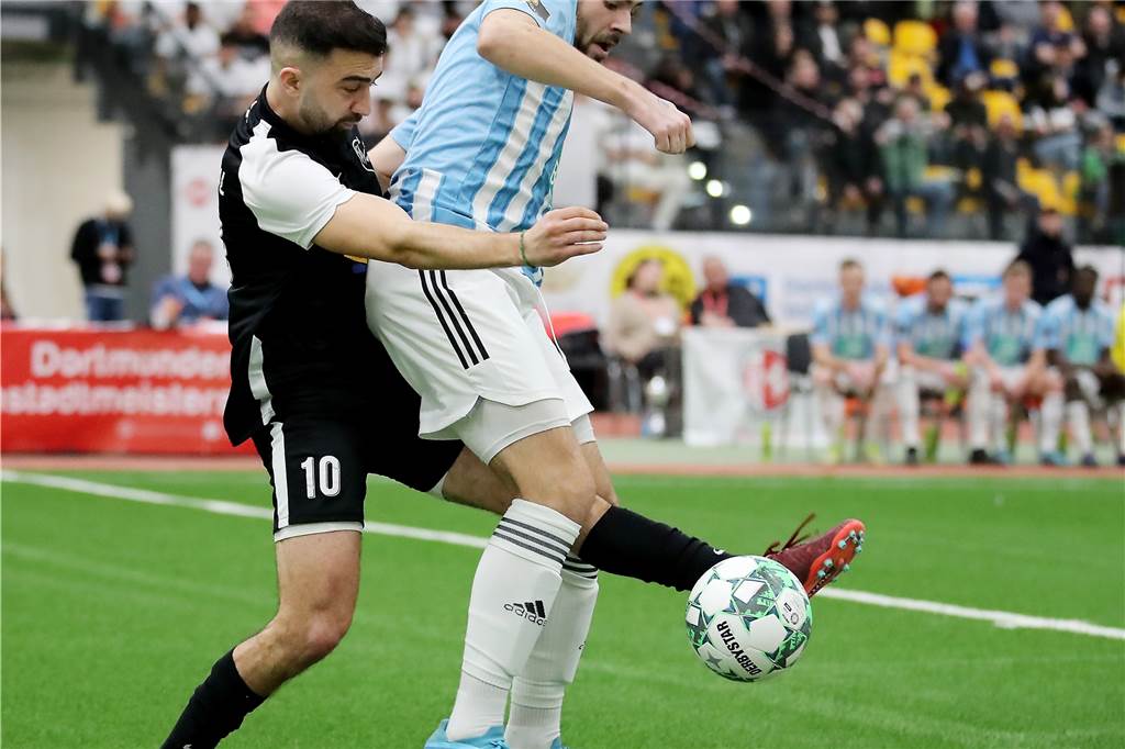 37. Dortmunder Hallenfußball-Stadtmeisterschaft, Endrunde Freitag,Spiel 2, 16.55 Uhr: ASC 09 Dortmund (hellblau-weiss) - TuS Hannibal (schwarz),Aufnahmeort: Dortmund, Helmut-Körnig-Halle, Strobelallee 40,Aufnahmedatum: 13.01.2023,Copyright / Urheber Foto: Nils Foltynowicz, Dortmund Persönlich haftender EinzelunternehmerUSt-IdNr.: DE184104910E-Mail: folty@mailbox.org; fotos@folty.deWeb: www.folty.deTwitter: @FoltyFotoTel.: +49 (151) - 41 61 5000Veröffentlichung honorarpflichtig zzgl. 7 % Mehrwertsteuer.