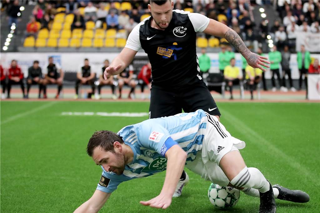 37. Dortmunder Hallenfußball-Stadtmeisterschaft, Endrunde Freitag,Spiel 2, 16.55 Uhr: ASC 09 Dortmund (hellblau-weiss) - TuS Hannibal (schwarz),Aufnahmeort: Dortmund, Helmut-Körnig-Halle, Strobelallee 40,Aufnahmedatum: 13.01.2023,Copyright / Urheber Foto: Nils Foltynowicz, Dortmund Persönlich haftender EinzelunternehmerUSt-IdNr.: DE184104910E-Mail: folty@mailbox.org; fotos@folty.deWeb: www.folty.deTwitter: @FoltyFotoTel.: +49 (151) - 41 61 5000Veröffentlichung honorarpflichtig zzgl. 7 % Mehrwertsteuer.